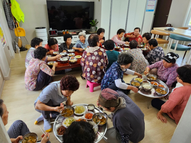 즐거운 경로당 식사… 지난 13일 경북 경주시 건천읍 대곡1리 노인 30여 명이 마을 경로당에 모여 함께 요리한 점심을 나눠 먹고 있다.