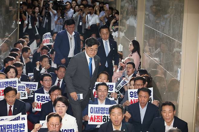 박찬대 더불어민주당 원내대표가 지난 10일 오후 국회의장실을 항의 방문한 국민의힘 의원들 사이를 뚫고 의장실로 들어가고 있다. [연합]