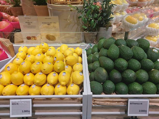 낱개로 판매되는 과일 및 채소들. 김희량 기자