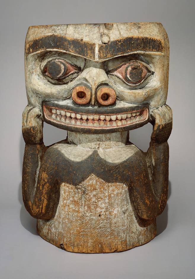 콰콰케와크족 원주민, 구리 방패 깨뜨리기 의식에 사용된 기둥, 1900년 이전, 높이 93.98㎝, 덴버박물관.