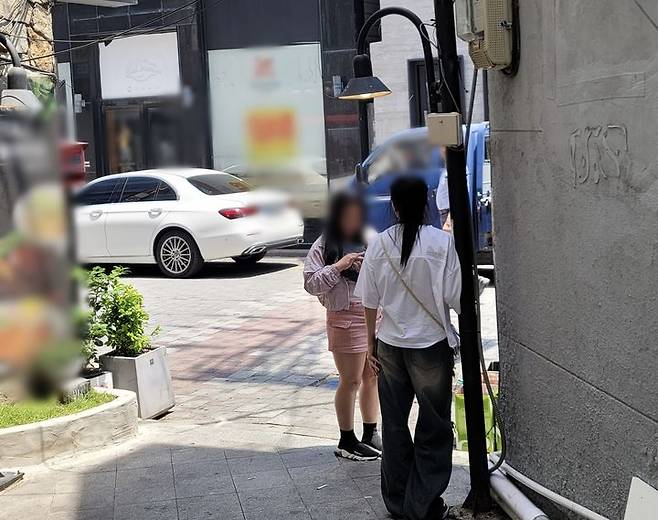 [대구-뉴시스] 대구 중구의 한 외국인 전용 클럽에서 나온 여성 외국인들이 택시를 기다리고 있다.  *재판매 및 DB 금지