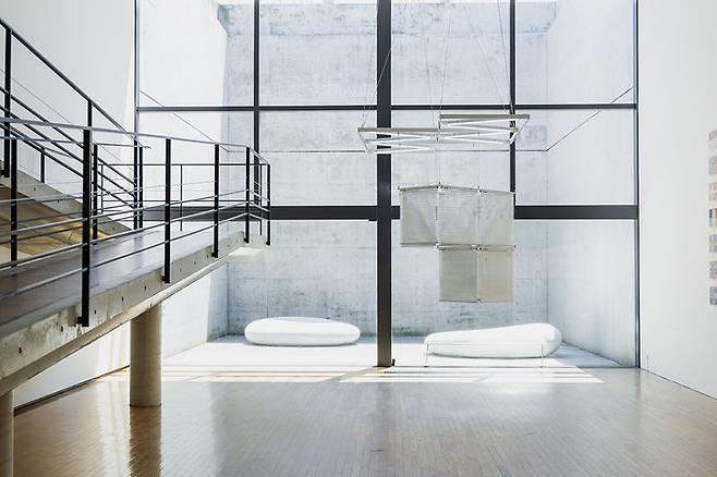 양혜규 〈솔 르윗 뒤집기 – 10배로 축소된, 강철 구조물Sol LeWitt Upside Down – Steel Structure, Scaled Down 10 Times〉 2021Aluminum venetian blinds, powder-coated aluminum and stainless steel hanging structure, steel wire rope, LED tubes, cable 215 x 354 x 214 cm Courtesy of the artist and Benesse Holdings, Inc. 사진: 베네세 홀딩스 이미지 제공: 국제갤러리 *재판매 및 DB 금지