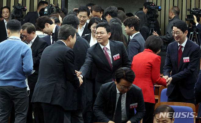 [서울=뉴시스] 조성봉 기자= 지난 4월16일 오전 서울 여의도 국회에서 열린 제22대 국회 국민의힘·국민의미래 당선자총회에서 박정훈 당선인이 참석자들과 인사를 나누고 있다. 2024.04.16. suncho21@newsis.com