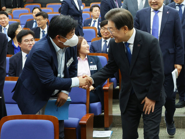 ▲더불어민주당 이재명 대표가 16일 오후 국회에서 열린 더불어민주당 초선 당선자 워크숍에서 양문석 당선인과 악수하고 있다. ⓒ연합뉴스