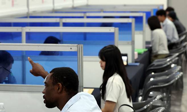 '외국인 유학생 채용박람회' 부스에서 외국인 유학생들이 채용상담을 받고 있다. 뉴시스