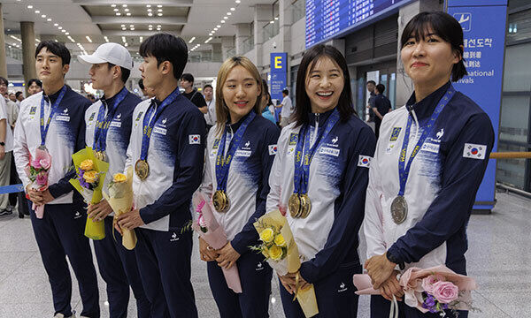 중국 정저우에서 열린 국제근대5종연맹(UIPM) 2024 세계선수권대회에서 금메달 4개, 은메달 2개, 동메달 1개를 따내 사상 최고의 성적을 거둔 근대5종 대표팀 선수단이 17일 밤 인천공항을 통해 귀국한 뒤 기념 촬영을 하고 있다. 왼쪽부터 김승진, 서창완, 전웅태, 성승민, 김선우, 김은주. 연합뉴스