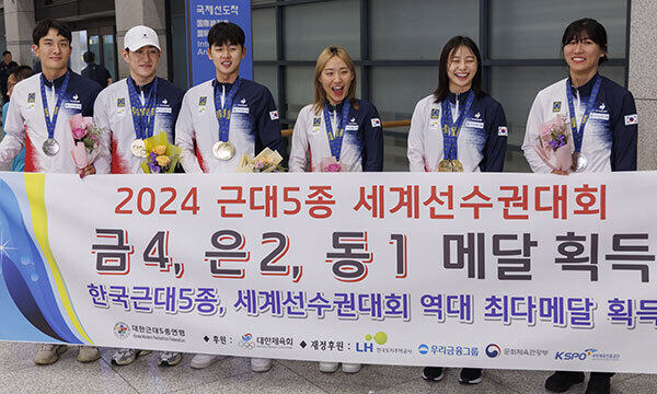 중국 정저우에서 열린 국제근대5종연맹(UIPM) 2024 세계선수권대회에서 금메달 4개, 은메달 2개, 동메달 1개를 따내 사상 최고의 성적을 거둔 근대5종 대표팀 선수단이 17일 밤 인천공항을 통해 귀국한 뒤 기념 촬영을 하고 있다. 왼쪽부터 김승진, 서창완, 전웅태, 성승민, 김선우, 김은주. 연합뉴스