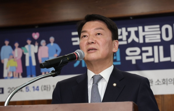 인사말 하는 안철수 의원 - 안철수 국민의힘 의원이 지난달 14일 오후 서울 여의도 국회 도서관에서 열린 국민·환자들이 원하는 개선된 우리나라 의료시스템 공청회에서 인사말을 하고 있다. 2024.05.14. 뉴시스