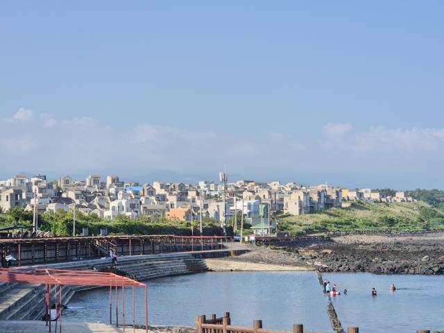 서귀포시 예래동 휴양형 주거단지 전경. 인근에 위치한 논짓물은 한라산에서 흘러나온 용천수와 바닷물이 만나는 지점으로 현지인들의 물놀이 명소다./사진=김민경 기자
