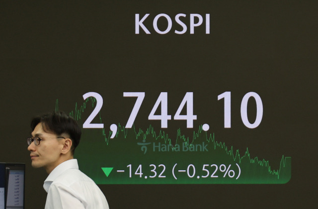 17일 중구 하나은행 본점 딜링룸 모습. 이날 코스피는 전 거래일보다 14.32포인트(0.52%) 내린 2,744.10으로 장을 마쳤다. 코스닥은 3.23p(0.37%) 내린 858.96에 마감했다. 연합뉴스