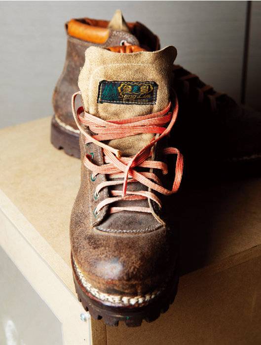 1970년대 등산화. 현재 유행하는 스타일과 견주어도 손색이 없다.