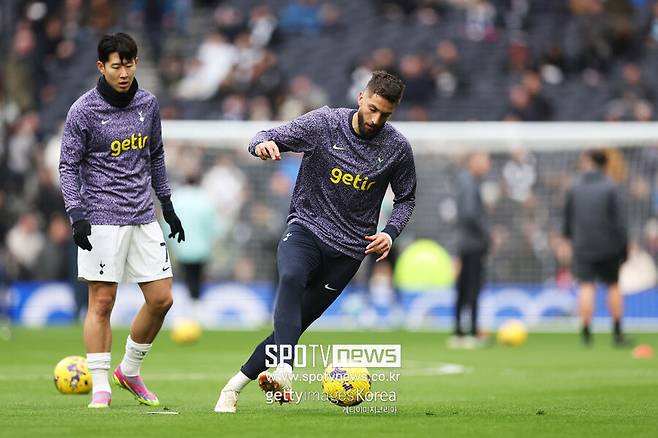 ▲ 우루과이 출신 토트넘 홋스퍼 미드필더 로드리고 벤탄쿠르가 자국 언론인과 인터뷰 도중 아시아인의 외모를 비하하는 발언을 했다. 그것도 토트넘 동료인 손흥민을 이야기하다가 '동양인은 모두 똑같이 생겼다'는 인종차별 의식을 자연스럽게 보여줘 충격을 안긴다. 손흥민이 평소 벤탄쿠르와 장난을 자주 치고, 부상을 당했을 때는 진심으로 안타까워하는 모습을 보여왔던 만큼 각별한 관계에서도 드러난 인종차별 의식에 충격을 안긴다. 벤탄쿠르는 논란이 일자 뒤늦게 곧 지워질 사과문을 올렸다.