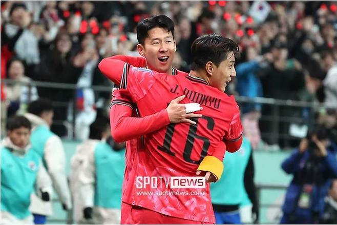 ▲ 주민규는 6월 대표팀 유니폼을 입고 국제축구연맹(FIFA) 북중미월드컵 아시아지역 2차예선을 치렀다. 싱가포르 원정에 이어 중국과 홈 2연전을 치렀는데 싱가포르전에서 대표팀 데뷔골에 성공했다. 세리머니도 팔을 아래로 쫙 뻗어 포효하는 케인과 흡사했다. 팬들과 미디어는 '코리안 해리 케인'이라는 별명을 붙였다 ⓒ곽혜미 기자