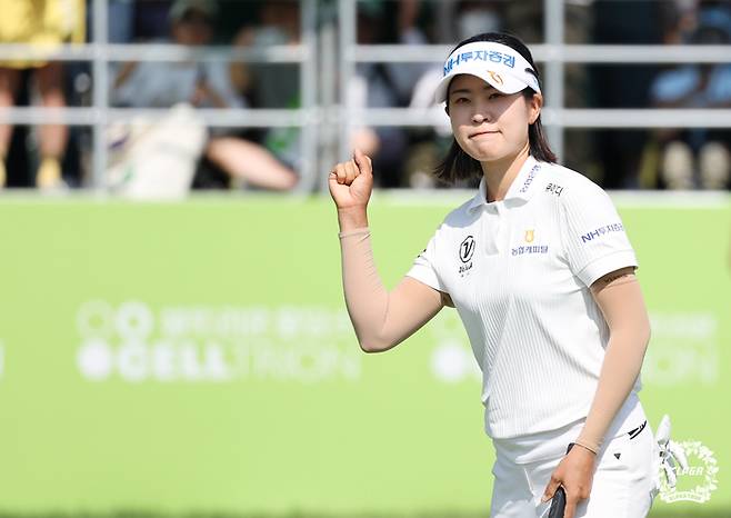 박민지가 지난 6월 9일 강원도 양양 설해원 골프장에서 열린 한국여자프로골프(KLPGA )투어 2024셀트리온 퀸즈 마스터즈 최종라운드 18번홀에서 우승을 확정 짓는 버디 퍼트에 성공하고 주먹을 불끈 쥐고 있다. KLPGA 제공
