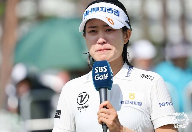 박민지가 지난 6월 9일 강원도 양양 설해원 골프장에서 열린 한국여자프로골프(KLPGA ) 투어 2024셀트리온 퀸즈 마스터즈에서 우승한 후 인터뷰를 하면서 눈물을 흘리고 있다. KLPGA 제공