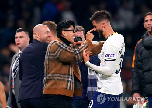 최근 토트넘 홋스퍼와 아시아 축구 팬들 사이에서 우루과이 미드필더 로드리고 벤탄쿠르의 발언이 논란이 됐다. 벤탄쿠르는 최근 손흥민과 대한민국 사람들의 얼굴이 다 똑같다는 인종차별적인 발언을 했다. 논란이 커지자 벤탄쿠르는 사과문을 올렸는데 나쁜 농담이었다고 해명해 팬들을 들끓게 했다. 이때 세계적인 모델 혜박이 직접 벤탄쿠르 SNS에 찾아가 댓글을 통해 이번 인종차별 발언은 농담으로 치부할 문제가 아니라며 진심으로 사과하고 싶으면 정중하게 사죄할 것을 요구했다. 연합뉴스