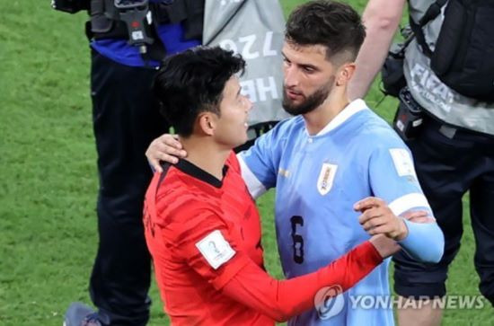 최근 토트넘 홋스퍼와 아시아 축구 팬들 사이에서 우루과이 미드필더 로드리고 벤탄쿠르의 발언이 논란이 됐다. 벤탄쿠르는 최근 손흥민과 대한민국 사람들의 얼굴이 다 똑같다는 인종차별적인 발언을 했다. 논란이 커지자 벤탄쿠르는 사과문을 올렸는데 나쁜 농담이었다고 해명해 팬들을 들끓게 했다. 이때 세계적인 모델 혜박이 직접 벤탄쿠르 SNS에 찾아가 댓글을 통해 이번 인종차별 발언은 농담으로 치부할 문제가 아니라며 진심으로 사과하고 싶으면 정중하게 사죄할 것을 요구했다. 연합뉴스