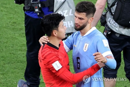 토트넘 홋스퍼 미드필더 로드리고 벤탄쿠르는 17일 자신의 SNS을 통해 우루과이 축구대표팀 유니폼 사진을 게시했다. 벤탄쿠르는 우루과이 대표팀 일원으로 오는 20일 미국에서 열리는 2024 CONMEBOL 코파 아메리카에 참가한다. 벤탄쿠르는 최근 손흥민과 한국인 얼굴이 다 똑같다는 인종차별적인 발언을 하면서 큰 논란을 일으켰다. 연합뉴스