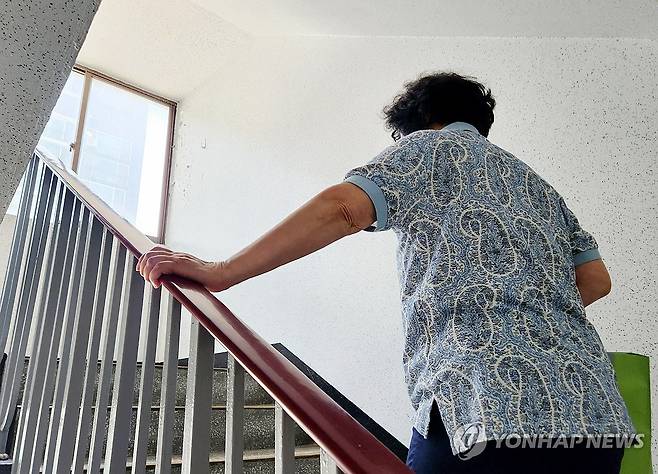 계단으로 힘겹게 이동하는 주민 [연합뉴스 자료사진]