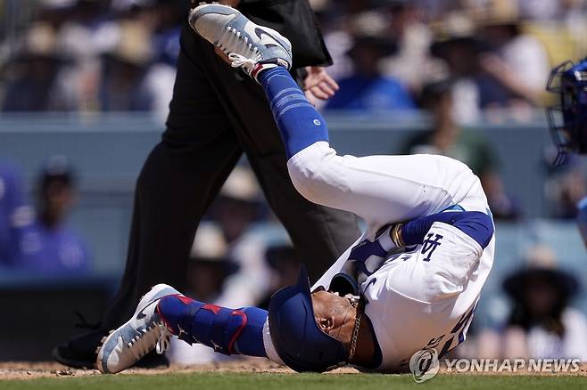 투구에 맞고 쓰러진 무키 베츠 [AP=연합뉴스]