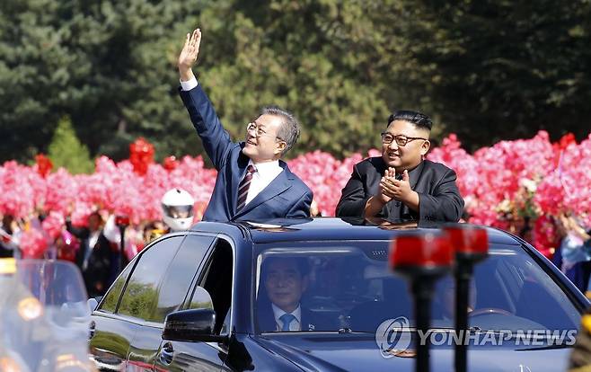 [평양정상회담] 무개차로 이동하는 남북 정상 (평양=연합뉴스) 평양사진공동취재단 배재만 기자 =문재인 대통령과  김정은 국무위원장이  무개차를 함께 타고 18일 평양국제공항에서 백화원 초대소로 이동하고 있다.  2018.9.18 scoop@yna.co.kr