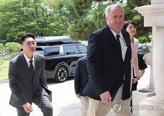 국민의힘 의료개혁특위, 서울대병원장 면담 (서울=연합뉴스) 한상균 기자 = 국민의힘 의료개혁특위 인요한 위원장과 한지아, 박준태 위원이 17일 서울대병원에서 김영태 병원장과 면담하기 위해 이동하고 있다. 2024.6.17 xyz@yna.co.kr