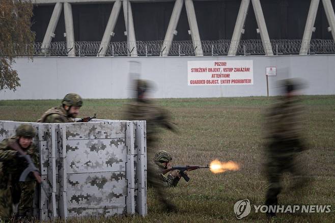 훈련하는 체코 육군 [EPA 연합뉴스 자료사진. 재판매 및 DB 금지]