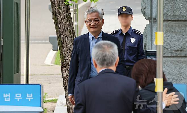 더불어민주당 전당대회를 앞두고 '돈봉투' 살포 의혹 등으로 구속돼 재판중인 송영길 소나무당 대표가 지난 5월 30일 경기 의왕시 서울구치소에서 보석으로 석방돼 나오고 있다. 2024.5.30/뉴스1 ⓒ News1 김도우 기자