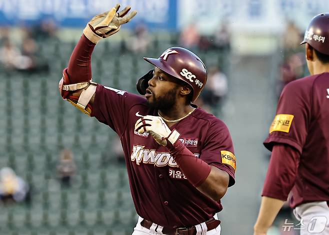 14일 오후 서울 송파구 잠실야구장에서 열린 프로야구 '2024 신한 SOL 뱅크 KBO리그' 키움 히어로즈와 LG 트윈스의 경기, 3회초 선두타자로 나선 키움 도슨이 안타를 치고 기뻐하고 있다. 2024.5.14/뉴스1 ⓒ News1 김도우 기자