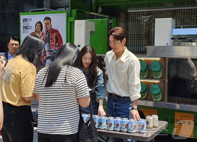 18일 낮 12시 서울 종로구 청계천로 인근에서 '핸섬가이즈'의 커피차 이벤트가 열려 배우 이성민, 공승연, 이희준(왼쪽부터)이 참석했다. ⓒ 뉴스1 고승아 기자