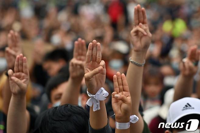 15일(현지시간) 태국 방콕에서 정치ㆍ군주제 개혁을 요구하는 민주화운동 시위대가 일제히 독재에 대한 저항을 뜻하는 ‘세 손가락 경례’ 를 하고 있다. ⓒ AFP=뉴스1 ⓒ News1 우동명 기자