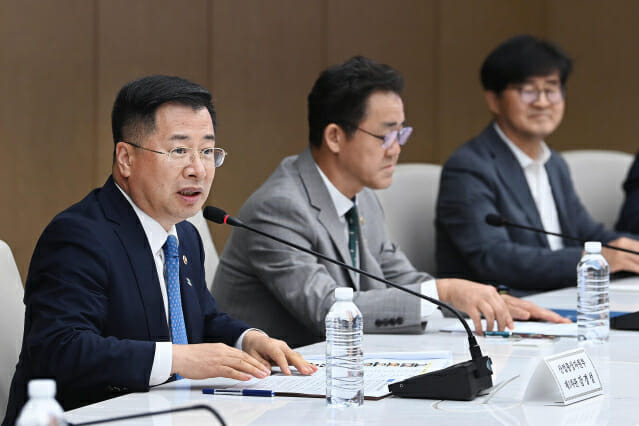 강경성 산업통상자원부 제1차관(맨 왼쪽)이 18일 ‘전기차 배터리 서비스 산업 육성 간담회’에서 인사말을 하고 있다.