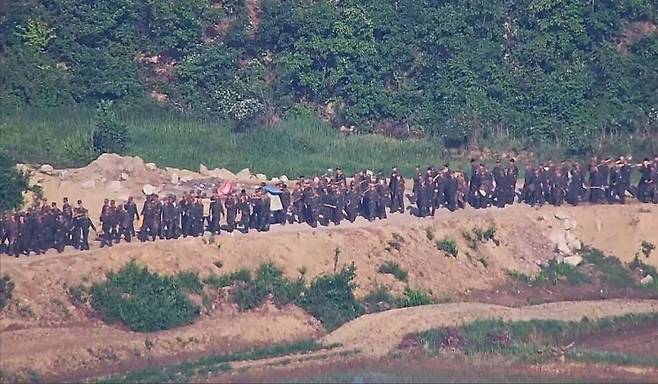 전방지역 대규모 공사에 동원된 북한군. (사진제공=합동참모본부)