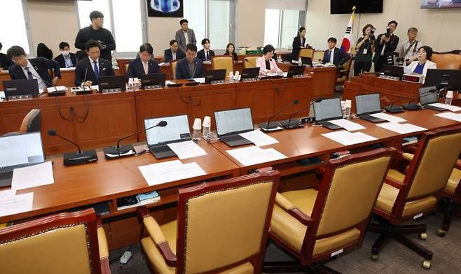 더불어민주당이 18일 여당 불참 속 열린 국회 과학기술정보방송통신위원회에서  방송3법과 방송통신위원회 설치 및 운영법 개정안을 통과시켰다. 사진은 지난 14일 열린 과방위 전체회의. [이미지출처=연합뉴스]