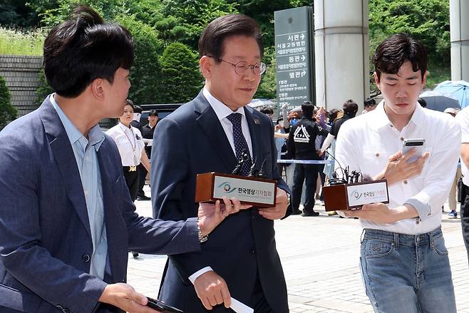 이재명 더불어민주당 대표가 지난 14일 오후 서울 서초구 서울중앙지방법원에서 열린 공직선거법 위반 공판에 출석하고 있다. 이날 이 대표는 언론을 '검찰의 애완견'이라고 표현했다. /뉴스1