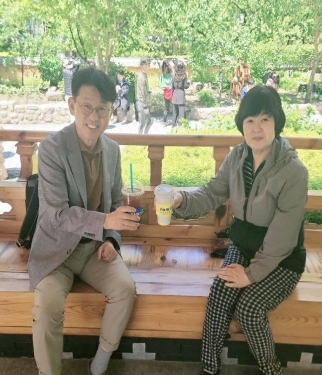 ⓒ식사 후 사부인과 야외 카페에서 차를 마시며 환담하는 작가