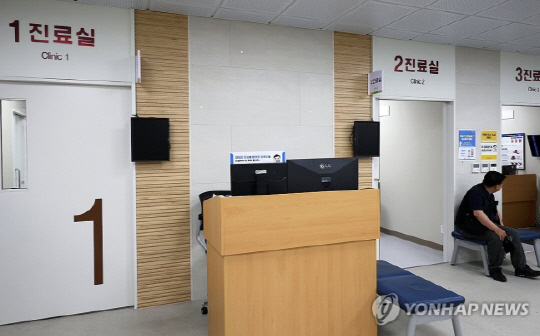 서울대병원을 필두로 의료계 집단 휴진이 시작된 17일 광주 동구 한 대학교병원에서 내원객이 진료 대기하고 있다. <사진: 연합뉴스>