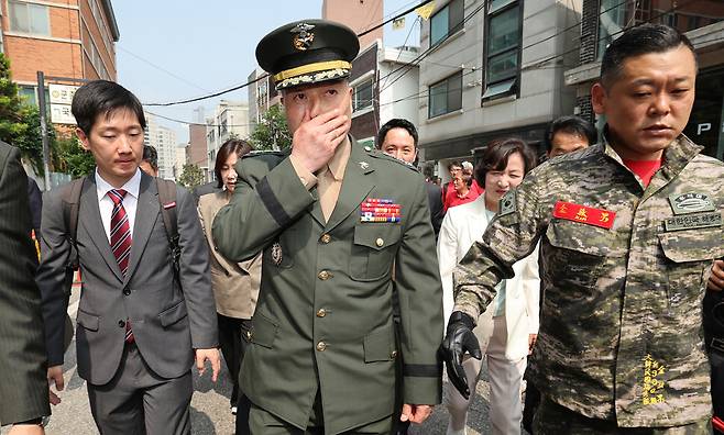 박정훈 전 해병대 수사단장이 지난 11일 오전 서울 용산구 국방부 내 군사법원에서 열린 5차 공판에 참석하기에 앞서 시민단체 대표, 대학생, 야당 의원들의 응원을 받자 눈시울이 붉어진 채 법정으로 향하고 있다. 신소영 기자 viator@hani.co.kr