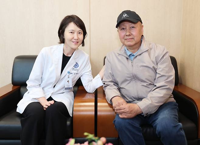 폐암 4기를 극복한 조천형(오른쪽)씨와 그의 주치의인 연세암병원 종양내과 김혜련 교수​./사진=연세암병원 제공