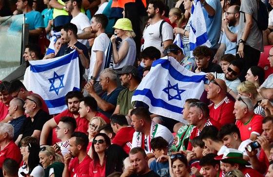 이스라엘 축구 팬들이 지난 8일 헝가리 데브레센 경기장에서 열린 헝가리와 이스라엘 축구대표팀 경기에서 이스라엘 국기를 들고 응원하고 있다. 로이터=연합뉴스