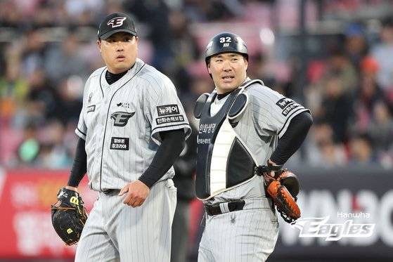 한화에서 배터리를 이루게 된 류현진(왼쪽)과 이재원. 사진 한화 이글스