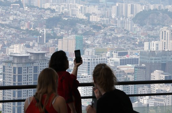 10일 오후 서울 남산에서 바라본 도심 아파트 단지들. 뉴스1