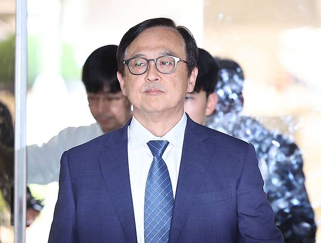 삼성전자 내부 직원과 공모해 중요 기밀자료를 빼돌린 혐의를 받는 안승호 전 삼성전자 부사장(전 IP센터장)이 지난달 30일 서울 서초구 서울중앙지법에서 열린 구속 전 피의자 심문(영장실질심사)에 출석하고 있다. 연합뉴스