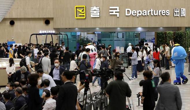 Gimpo Airport\'s international departure hall is crowded with passengers. By Kim Chang-gil