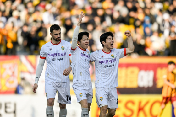 Gangwon FC midfielder Yang Min-hyuk, center, celebrates during a K League 1 match against Gwangju FC at Gwangju Football Stadium in Gwangju on March 10. [GANGWON FC]