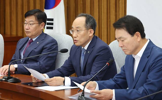 추경호 국민의힘 원내대표(가운데)가 18일 오전 국회에서 열린 원내대책회의에서 발언하고 있다. [사진 출처 = 연합뉴스]