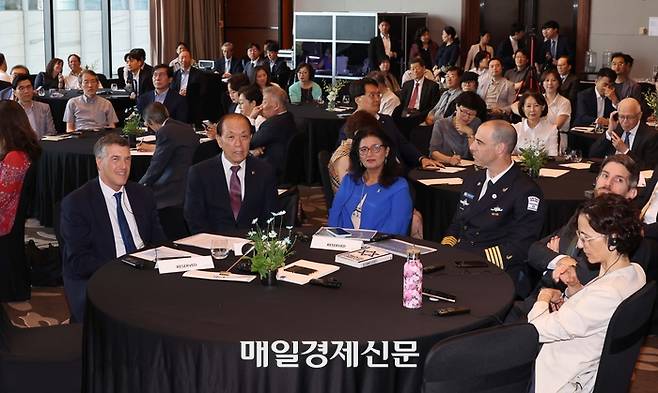 서울대학교가 18일 이스라엘교육연구센터를 출범했다. 이날 오후 콘래드 서울에서 열린 개소식에서 아키바 토르 주한 이스라엘 대사, 황우여 국민의힘 비상대책위원장 겸 한국이스라엘친선협회 회장(왼쪽 첫째부터)이 축사를 듣고 있다. [한주형 기자]