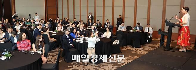 18일 서울대학교가 개최한 이스라엘교육연구센터 개소식에서 한국계 미국인이자 미국 최초의 아시아계 랍비인 안젤라 워닉 북달 랍비가 강연하고 있다. [한주형 기자]