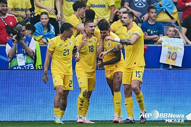 기뻐하는 루마니아 선수단. 사진(독일 뮌헨)=ⓒAFPBBNews = News1