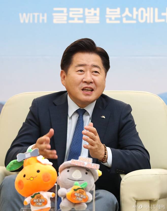 [서귀포=뉴시스] 우장호 기자 = 오영훈 제주지사가 18일 오전 서귀포시 제주국제컨벤션센터(JEJU ICC)에서 열린 '2024 그린수소 글로벌 포럼 WITH 글로벌 분산에너지 포럼'에 참석해 인터뷰를 하고 있다. 2024.06.18. woo1223@newsis.com /사진=우장호